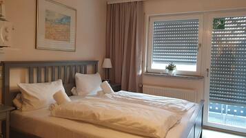 Dobbeltrom – deluxe, balkong | Sengetøy av topp kvalitet, skrivebord for bærbar PC og wi-fi (inkludert)