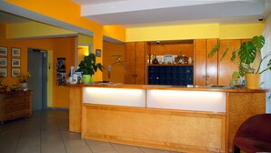 A kitchen with a wooden counter, cabinets, and a tiled floor. - Hotel am Buschkrugpark (Berlin)