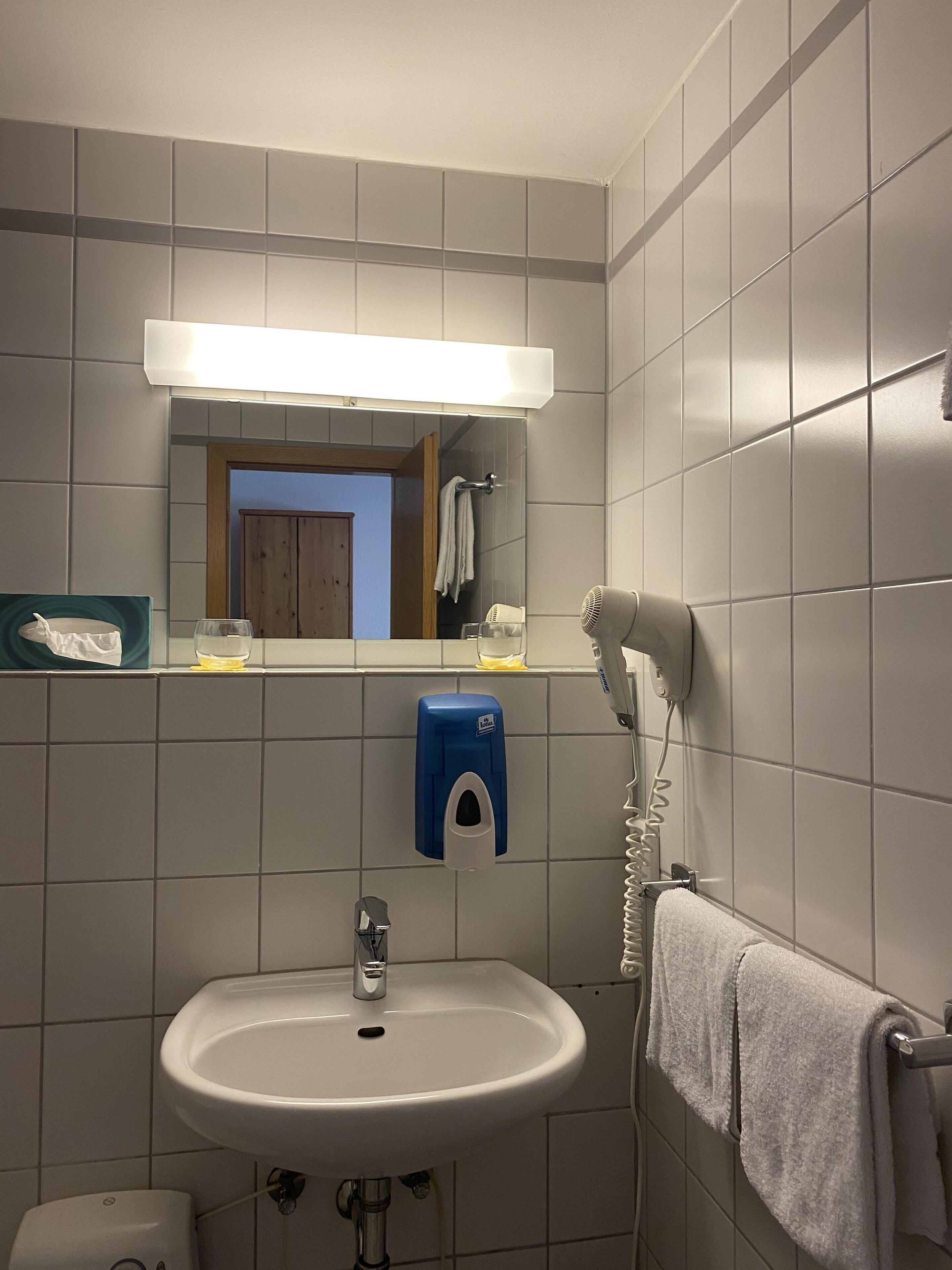 twin room, private bathroom | bathroom