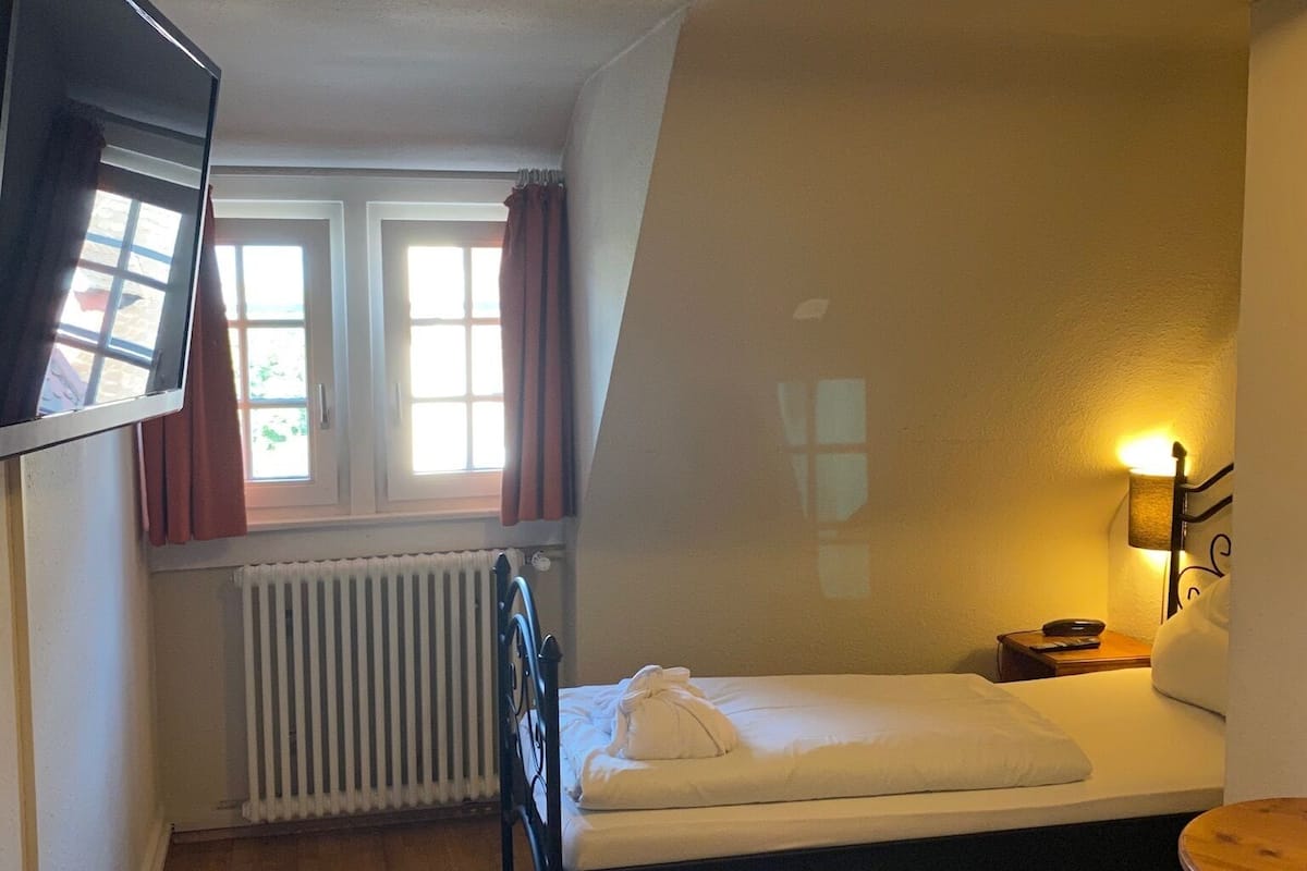 basic single room, private bathroom