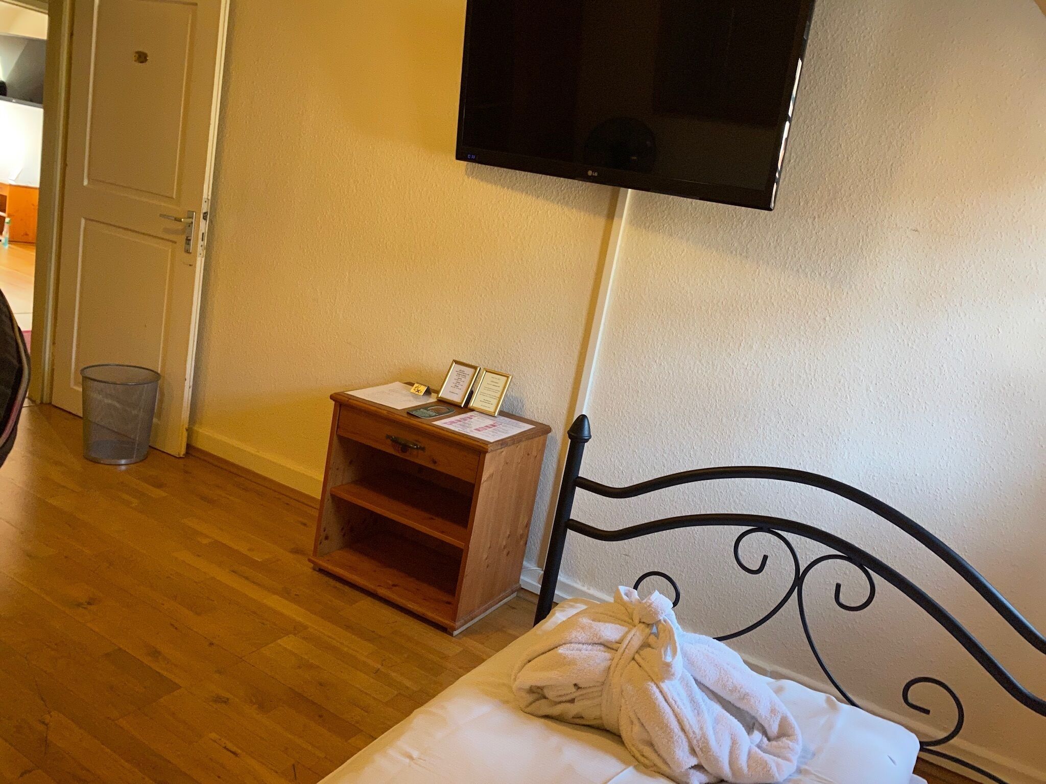 basic single room, private bathroom