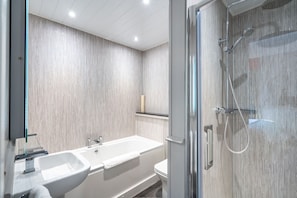 Double Guest Room Plus | Bathroom