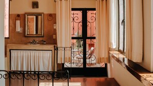 Suite Master (Master Suite) | Seprai antialergi, brankas, dan didekorasi berbeda-beda