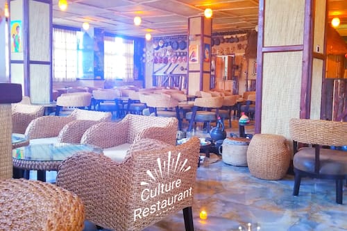 2 restaurants; s'hi serveixen esmorzars, dinars i sopars