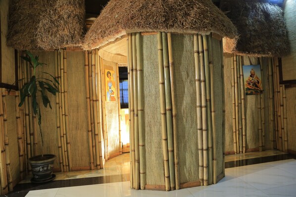 2 restaurantes; se sirven desayunos, almuerzos, cenas y cocina etíope 