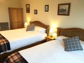 Family Quadruple Room, Ensuite - Nonaim Lodge (Oughterard)