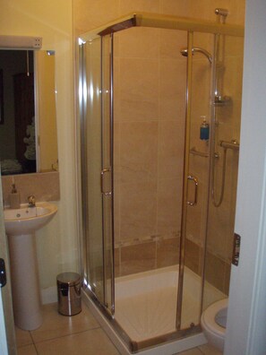 Ducha, artículos de tocador gratuitos, secador de pelo, toallas