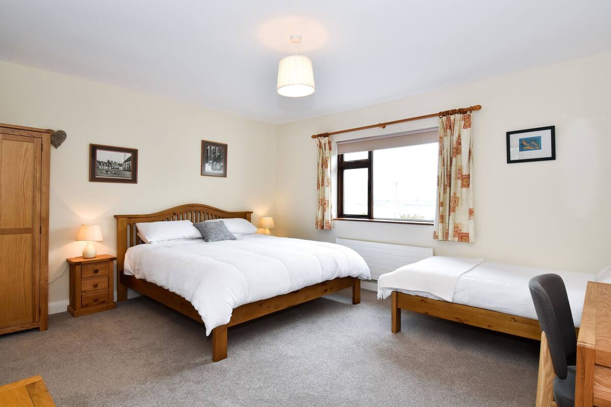 Triple Room, Multiple Beds, Ensuite | Pillow-top beds, soundproofing, rollaway beds, free WiFi