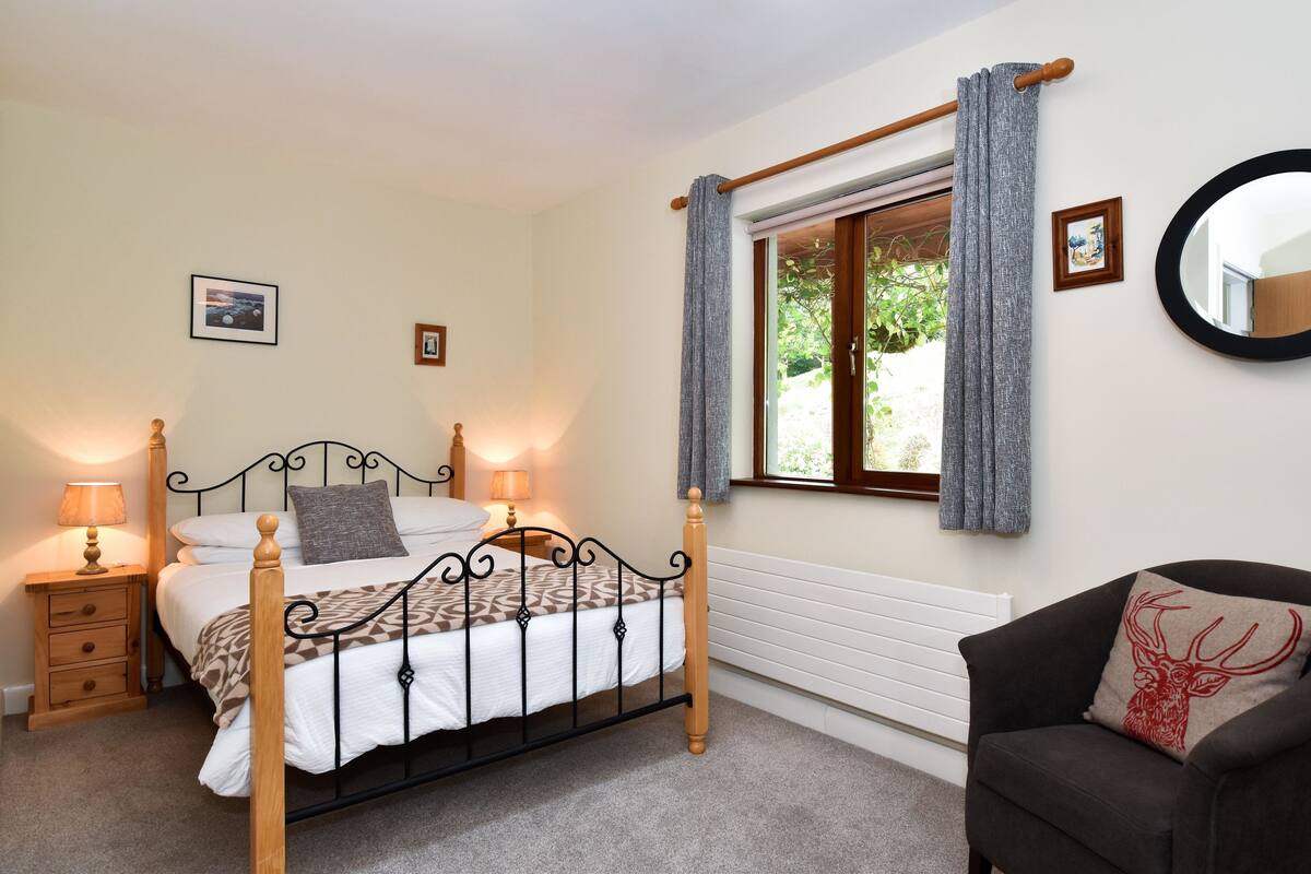 Double Room, Ensuite | Pillow-top beds, soundproofing, rollaway beds, free WiFi