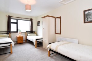 Triple Room, Multiple Beds, Ensuite | Pillowtop beds, soundproofing, rollaway beds, free WiFi