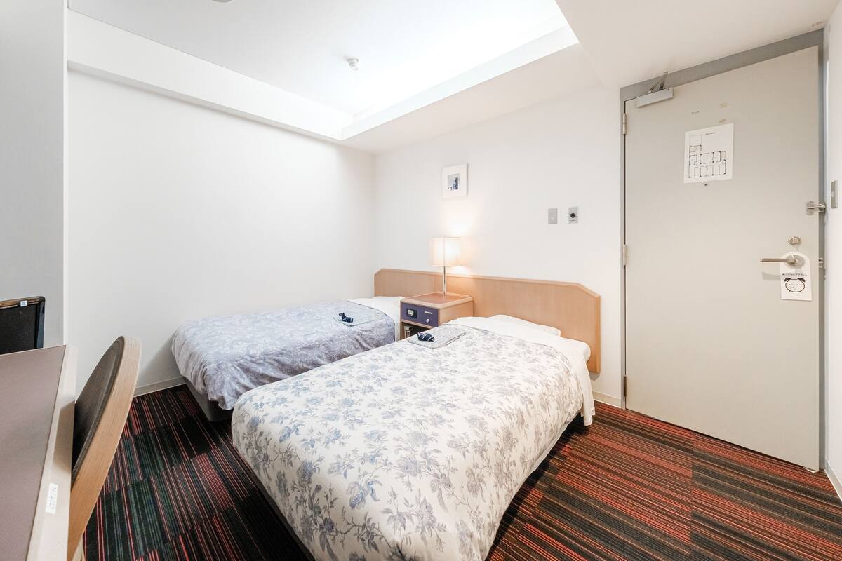 Habitación con 2 camas individuales, para no fumadores | Wifi gratis y ropa de cama