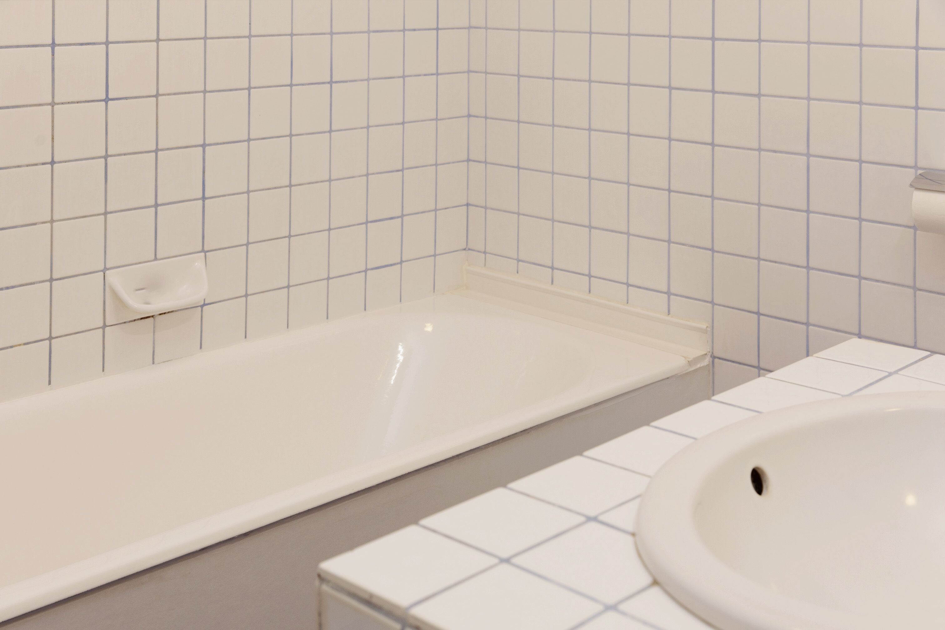 Ein Badezimmer mit Badewanne, Waschbecken und Toilette.