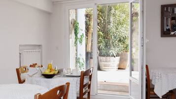 Petit déjeuner complet (12 EUR par personne)