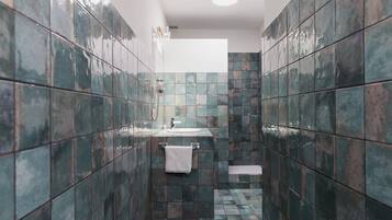 Chambre Quadruple | Salle de bain | Articles de toilette gratuits, sĂšche-cheveux, serviettes fournies, savon