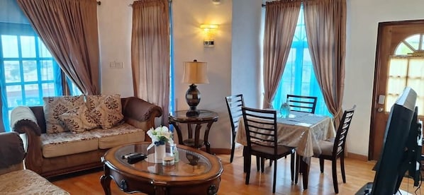 Leilighet – deluxe, 3 soverom, havutsikt, sjøvendt | Oppholdsområde | En 50-tommers LED-TV med kabel-kanaler samt Netflix og premierefilmer