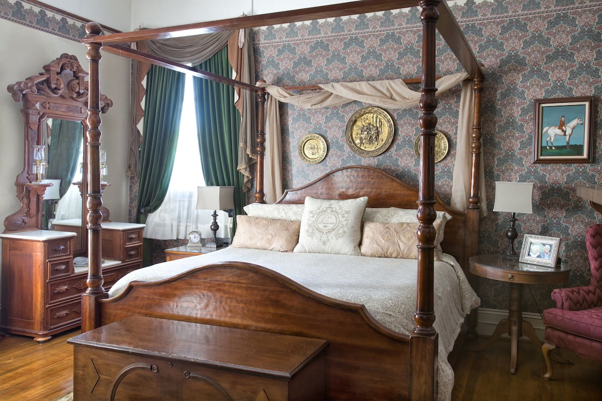 Deluxe Room, 1 King Bed (Linda) | Premium bedding, WiFi (free), individually decorated