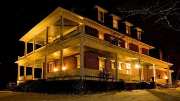 Mặt tiền nơi lưu trú - ban đêm