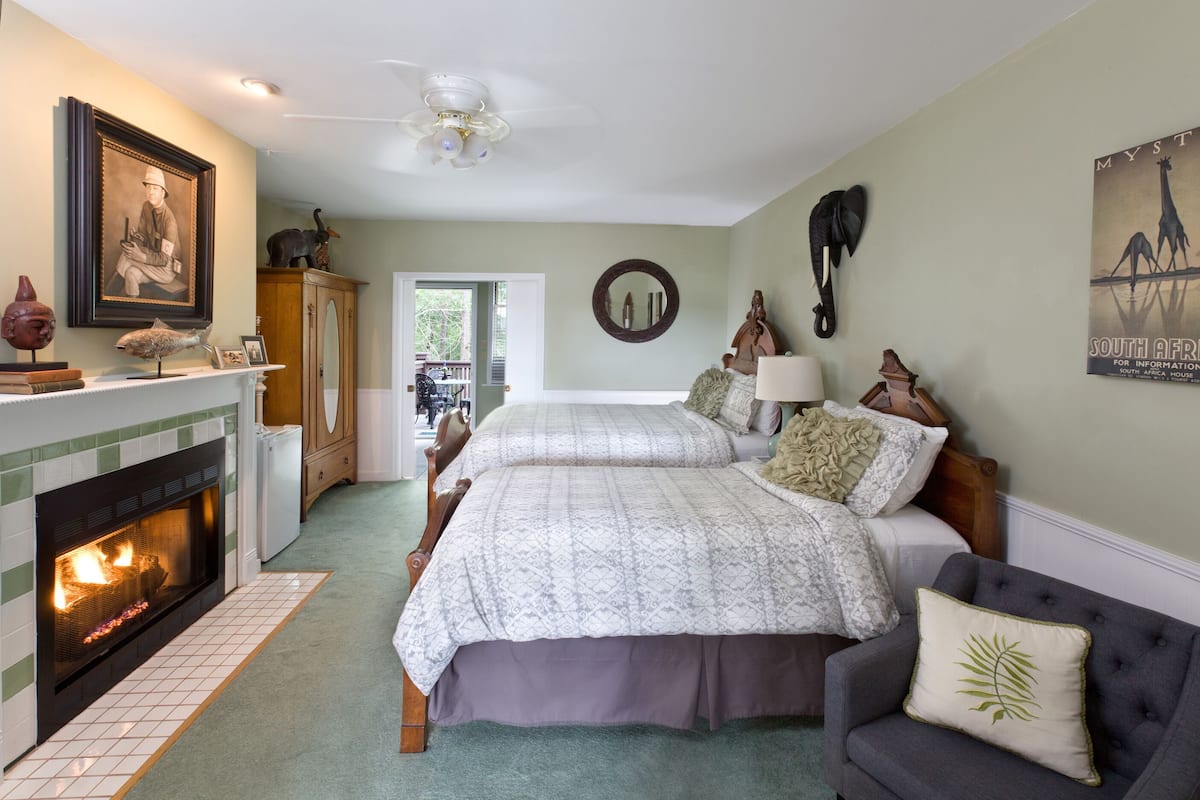 Deluxe Room (Elephant Walk) | Premium bedding, WiFi (free), individually decorated