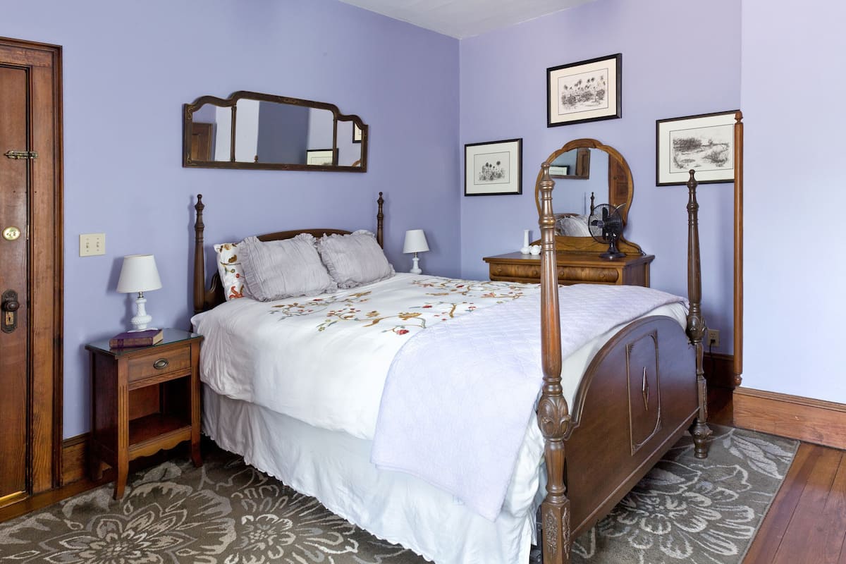 Classic Room, 1 Queen Bed (Maggie) | Premium bedding, WiFi (free), individually decorated