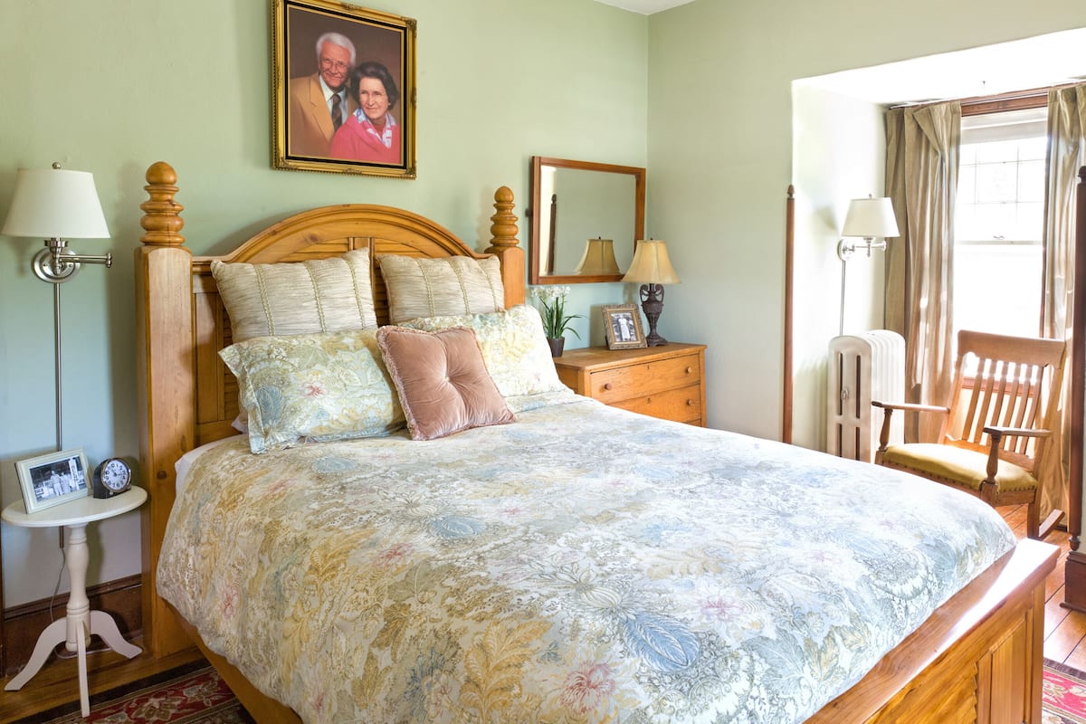 Classic Room, 1 Queen Bed (Vera) | Premium bedding, WiFi (free), individually decorated