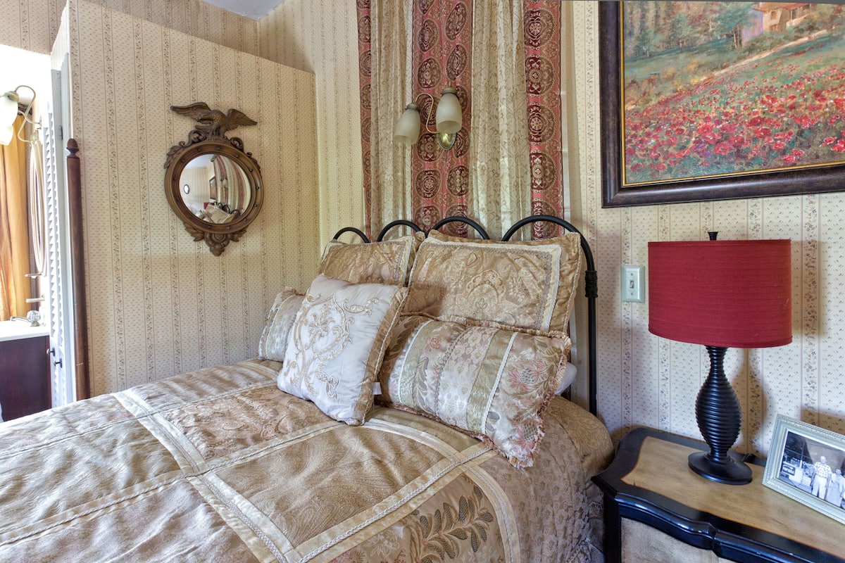 Classic Double Room (1 Full Bed ( Inez)) | Premium bedding, WiFi (free), individually decorated