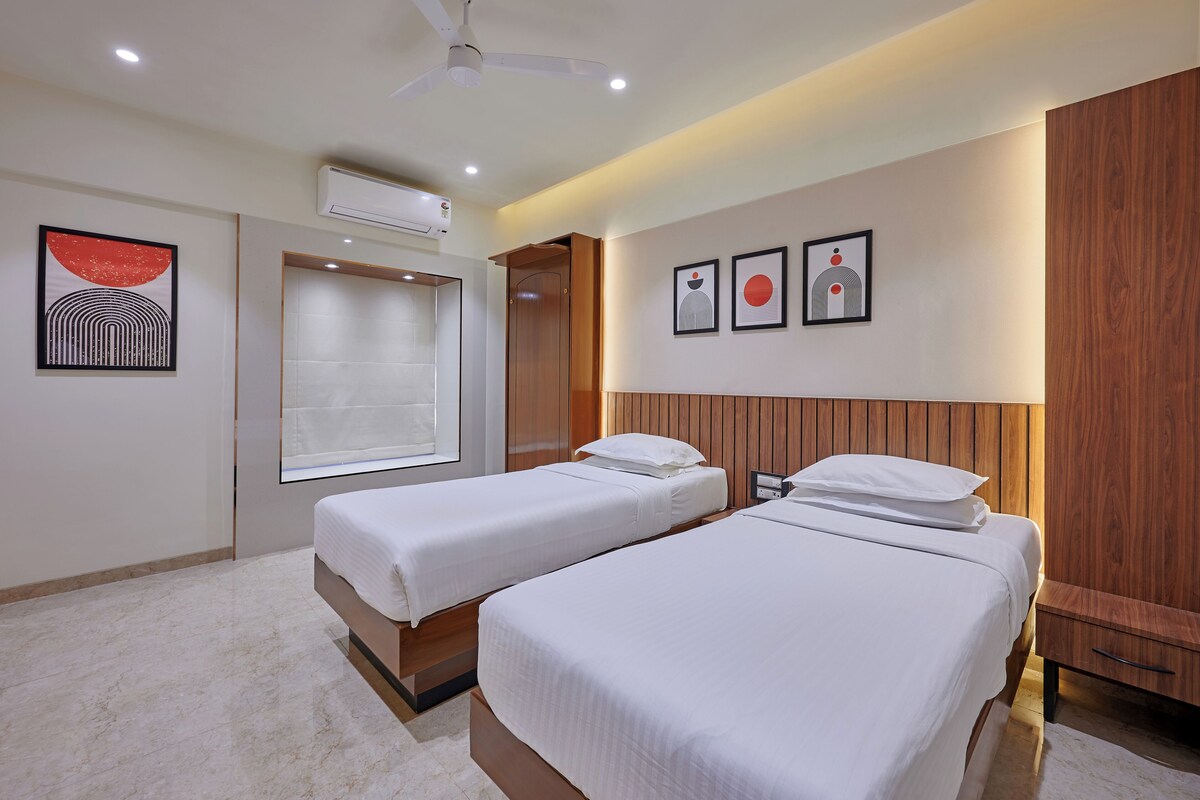 Deluxe Room | Pillowtop beds, in-room safe, desk, iron/ironing board (on request)