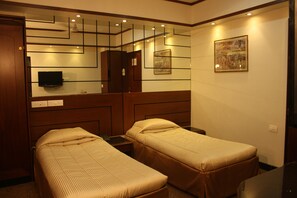 Colchones con pillow-top y caja de seguridad en la habitación 