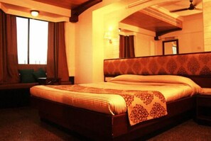 Colchones con pillow-top y caja de seguridad en la habitación 