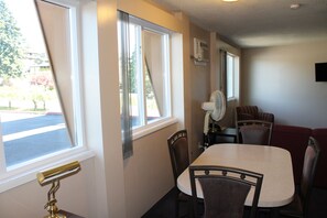 Deluxe Room | In-room dining