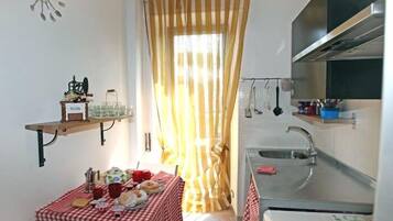 Kühlschrank, Herdplatte, Espressomaschine