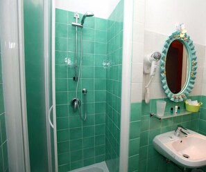 Doppia Economy uso singolo | Bagno | Doccia, asciugacapelli, asciugamani