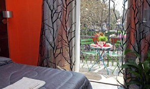 标准双人房 | 办公桌、婴儿床、折叠床/加床（额外收费）、免费 WiFi