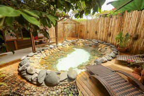 Piscine couverte, parasols de plage, chaises longues