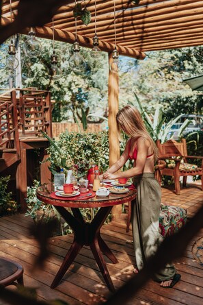 Café da manhã com buffet grátis todos os dias