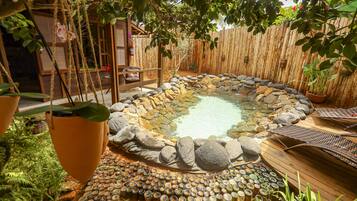 Piscine couverte, parasols de plage, chaises longues