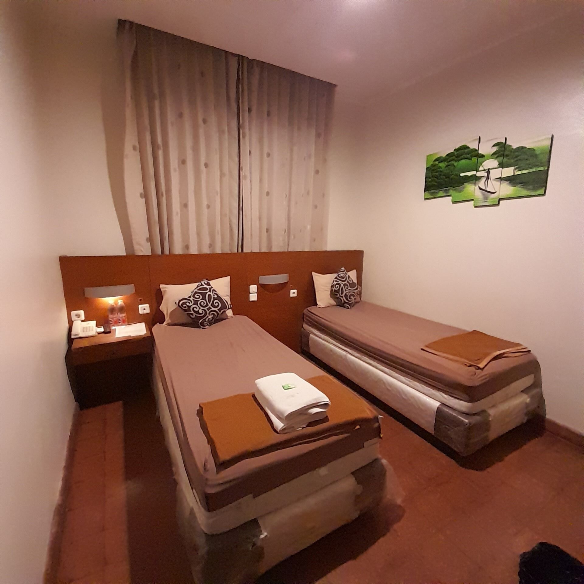 Standard-Zweibettzimmer | Schreibtisch, Zustellbetten, kostenloses WLAN