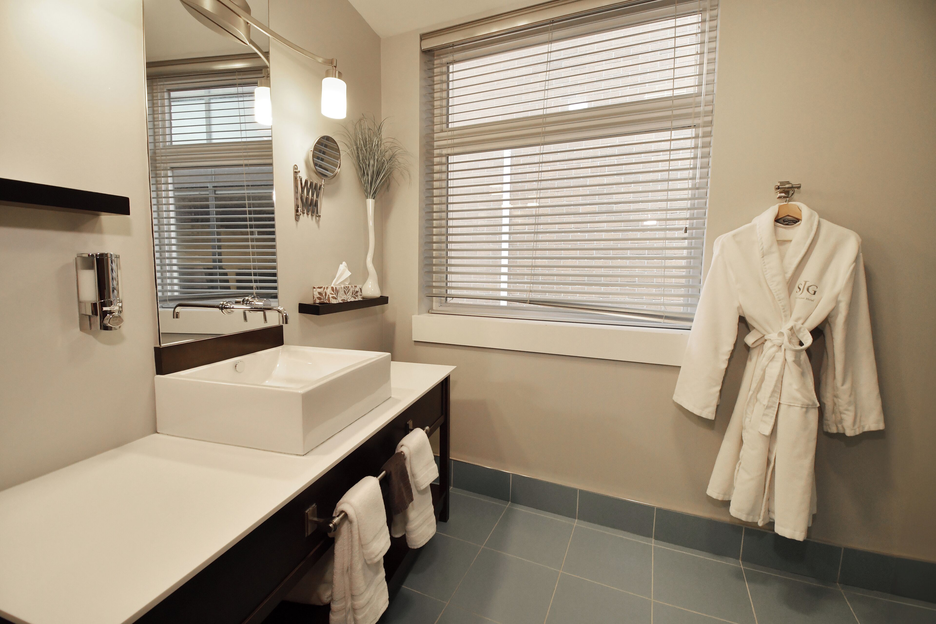 deluxe room, 1 king bed, city view | bathroom | free toiletries, hair dryer, bathrobes, towels
