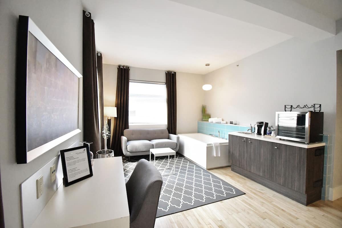 executive suite, 1 king bed, bathtub | deep-soaking bathtub