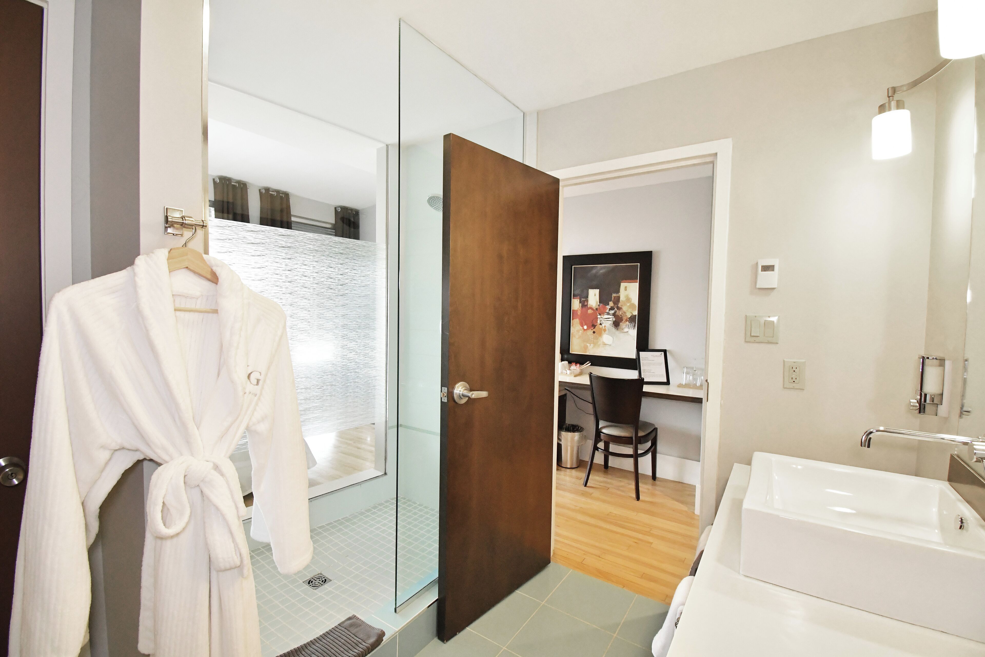 deluxe room, 1 king bed, city view | bathroom | free toiletries, hair dryer, bathrobes, towels