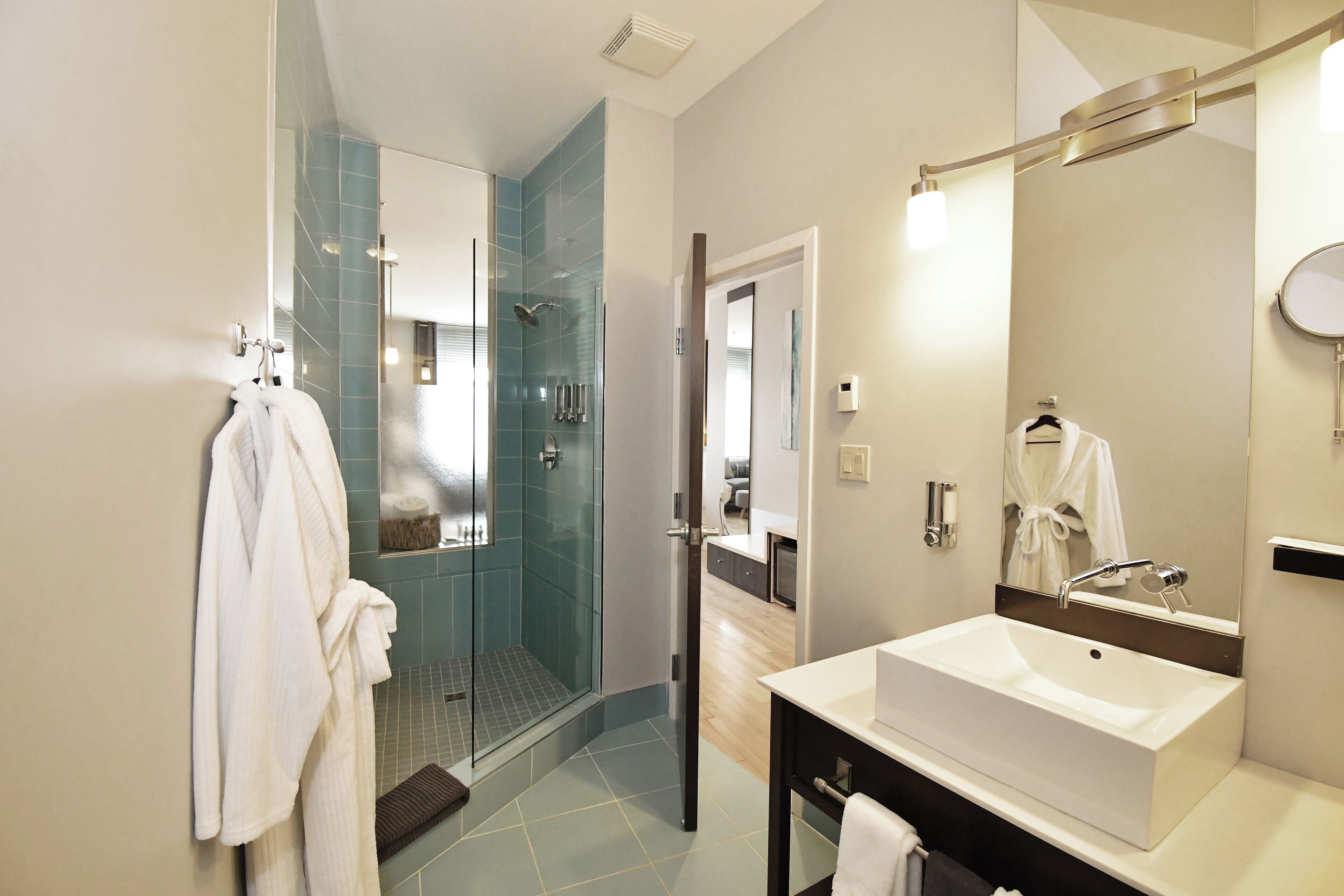 junior suite, 1 king bed, bathtub | bathroom | free toiletries, hair dryer, bathrobes, towels