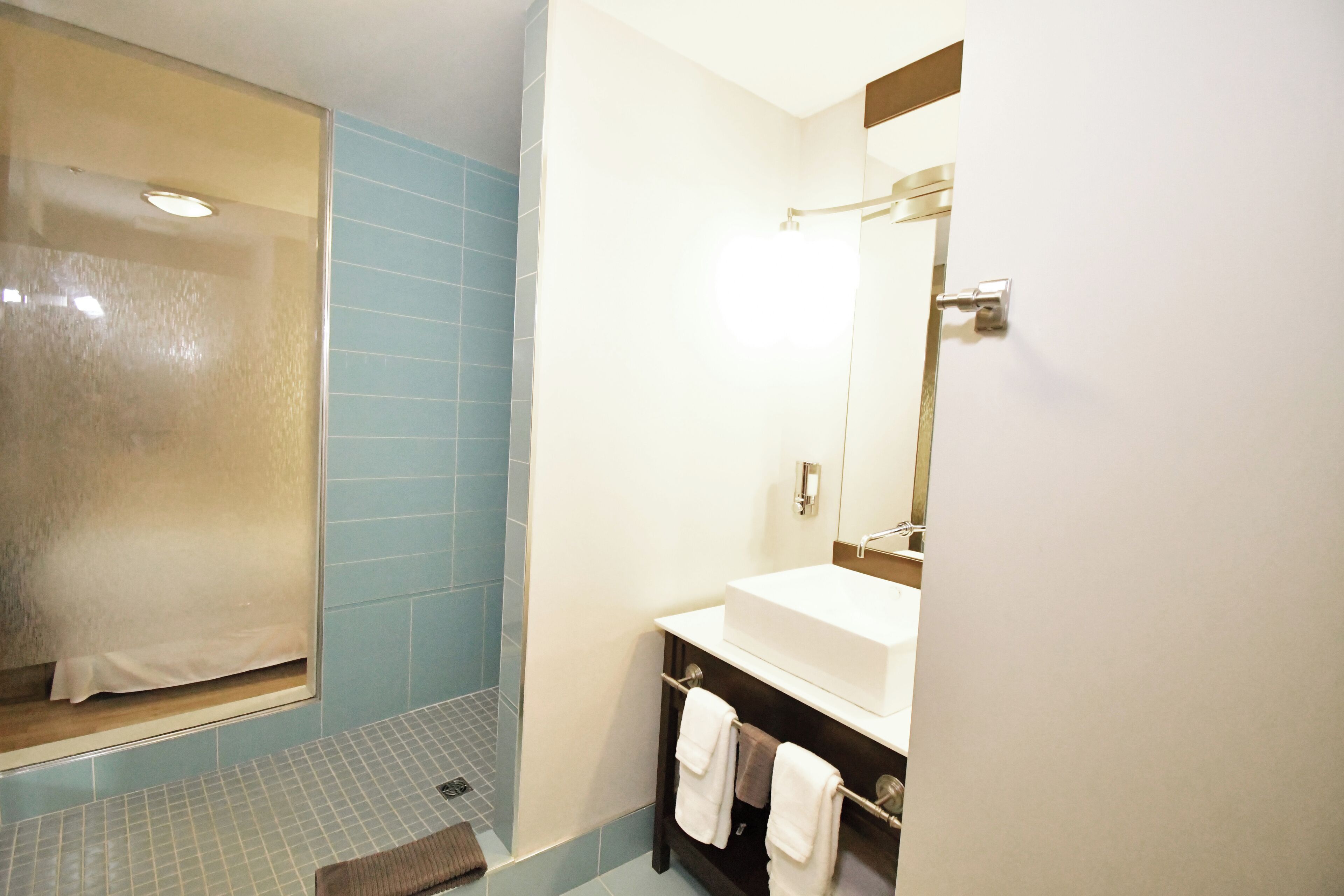 executive suite, 1 king bed, bathtub | bathroom | free toiletries, hair dryer, bathrobes, towels