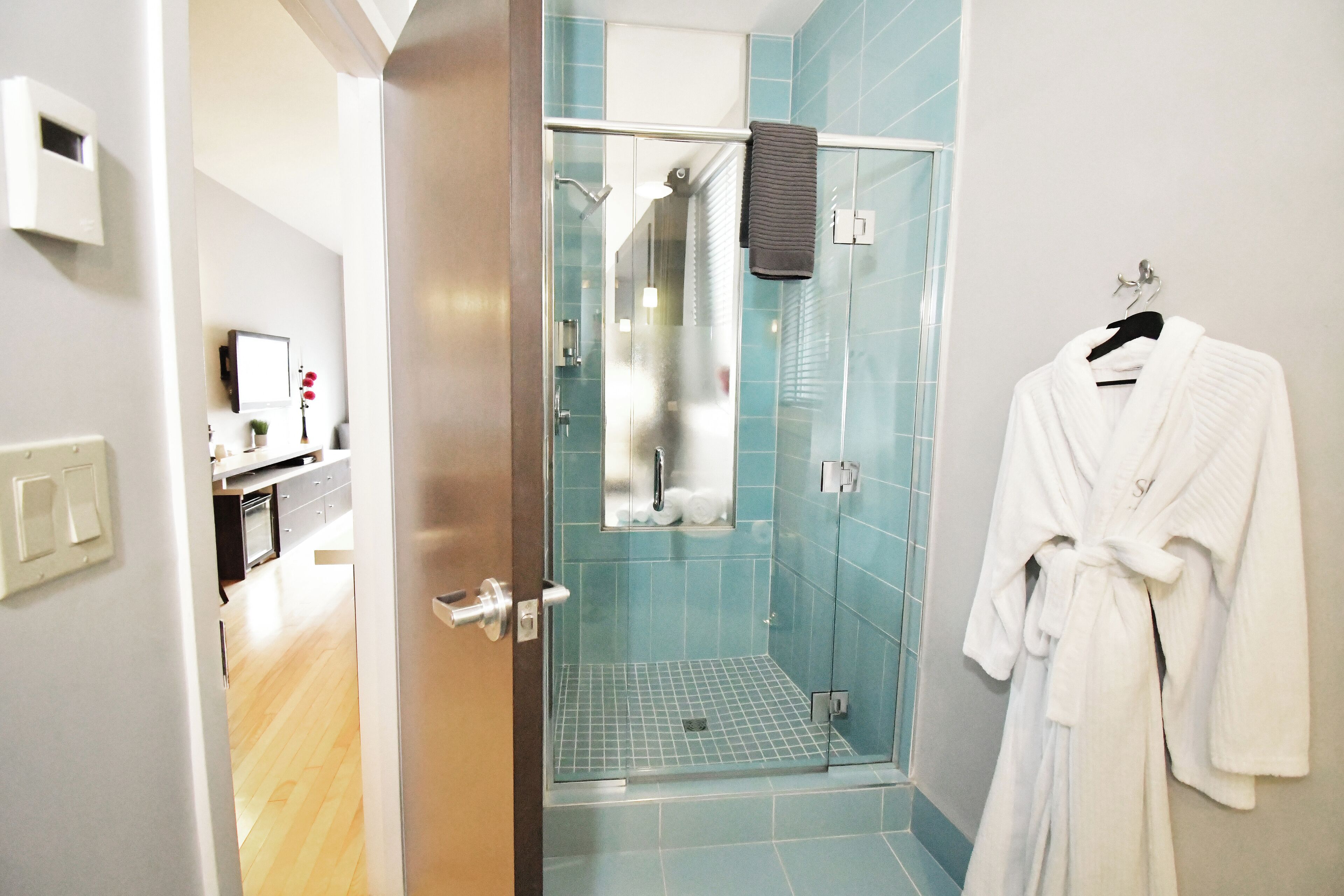 premier room, 1 king bed, bathtub | bathroom | free toiletries, hair dryer, bathrobes, towels