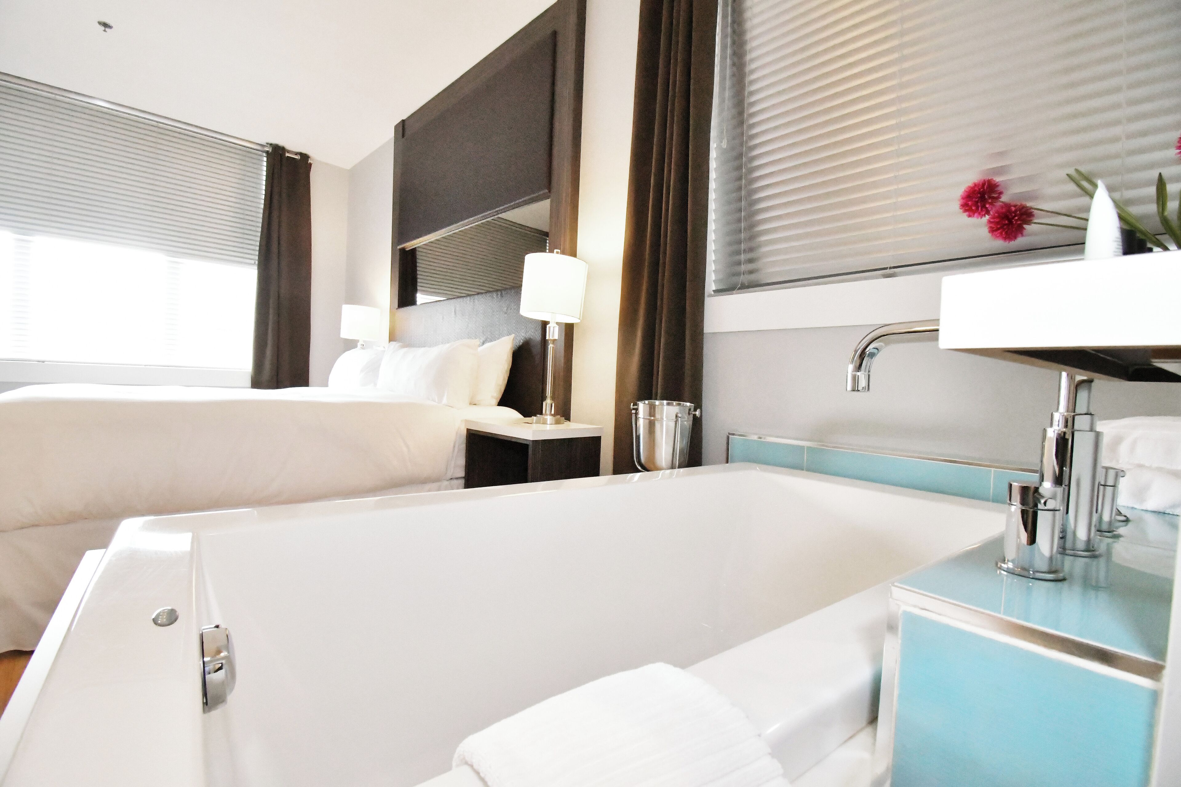 premier room, 1 king bed, bathtub | deep-soaking bathtub