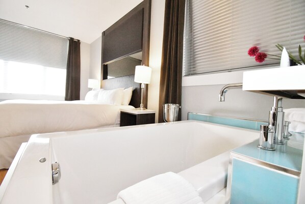 Chambre « Premier », 1 très grand lit, baignoire | Baignoire relaxante profonde