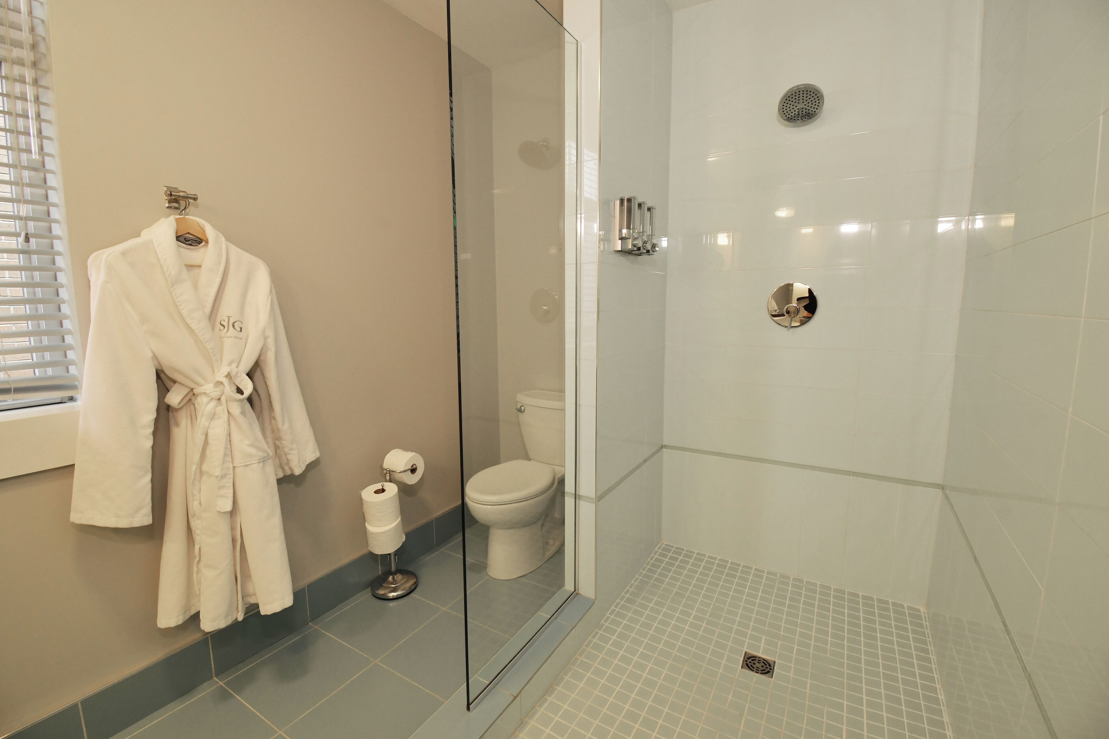 deluxe room, 1 king bed, city view | bathroom | free toiletries, hair dryer, bathrobes, towels