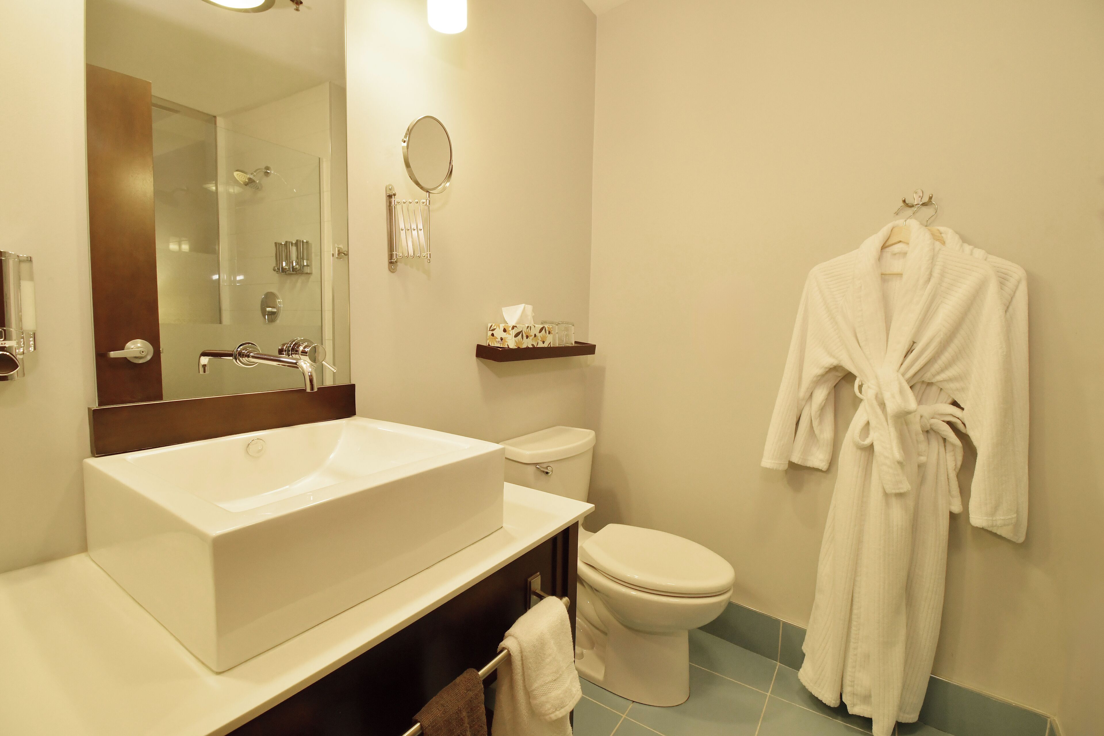 room, 1 queen bed | bathroom | free toiletries, hair dryer, bathrobes, towels