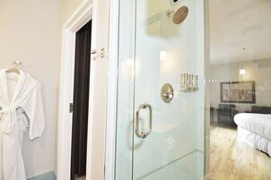 Camera Deluxe, 1 letto king | Bagno | Set di cortesia gratuito, asciugacapelli, accappatoio, asciugamani