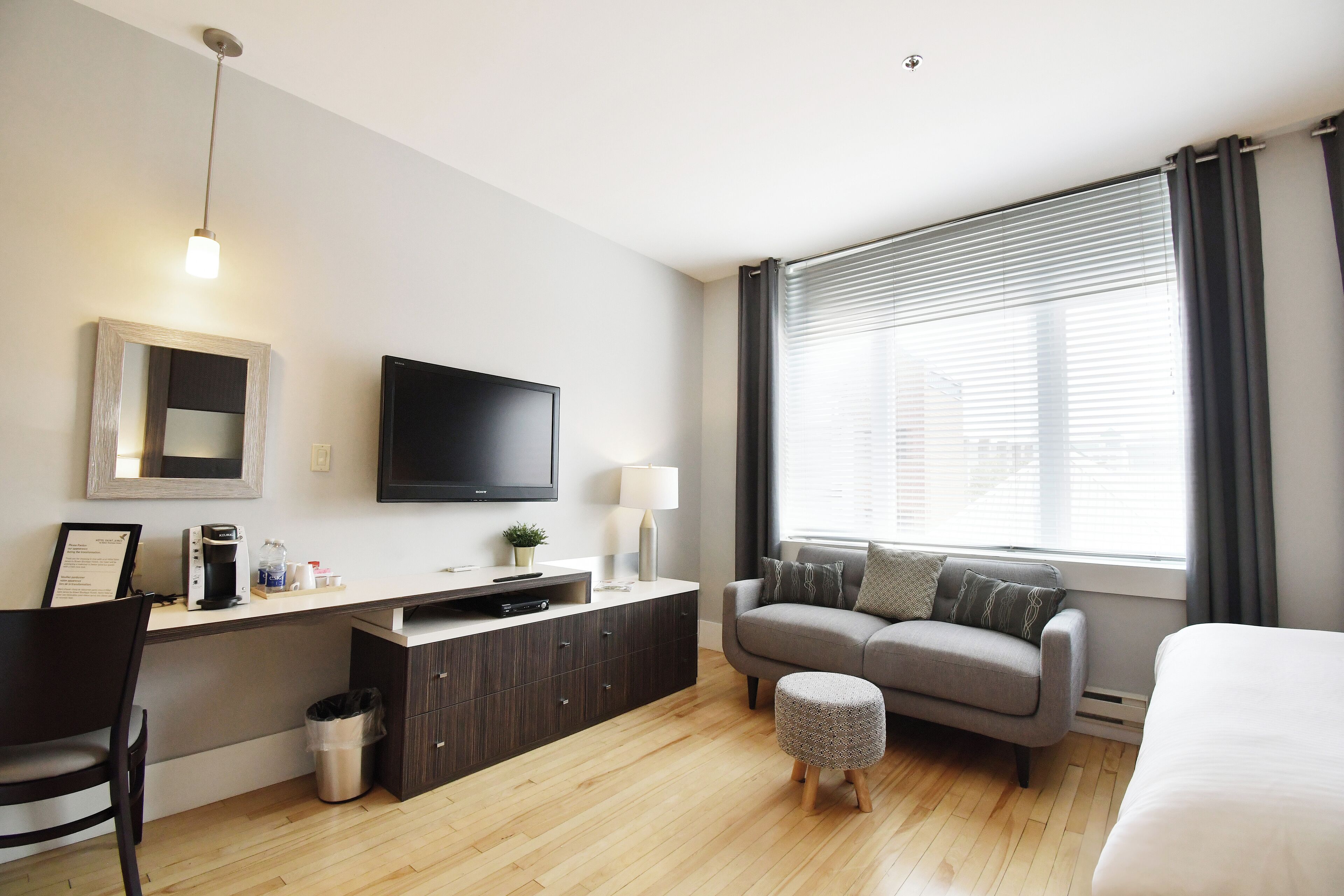 junior suite, 1 king bed, bathtub | living area | 27-inch flat-screen tv with cable channels, tv