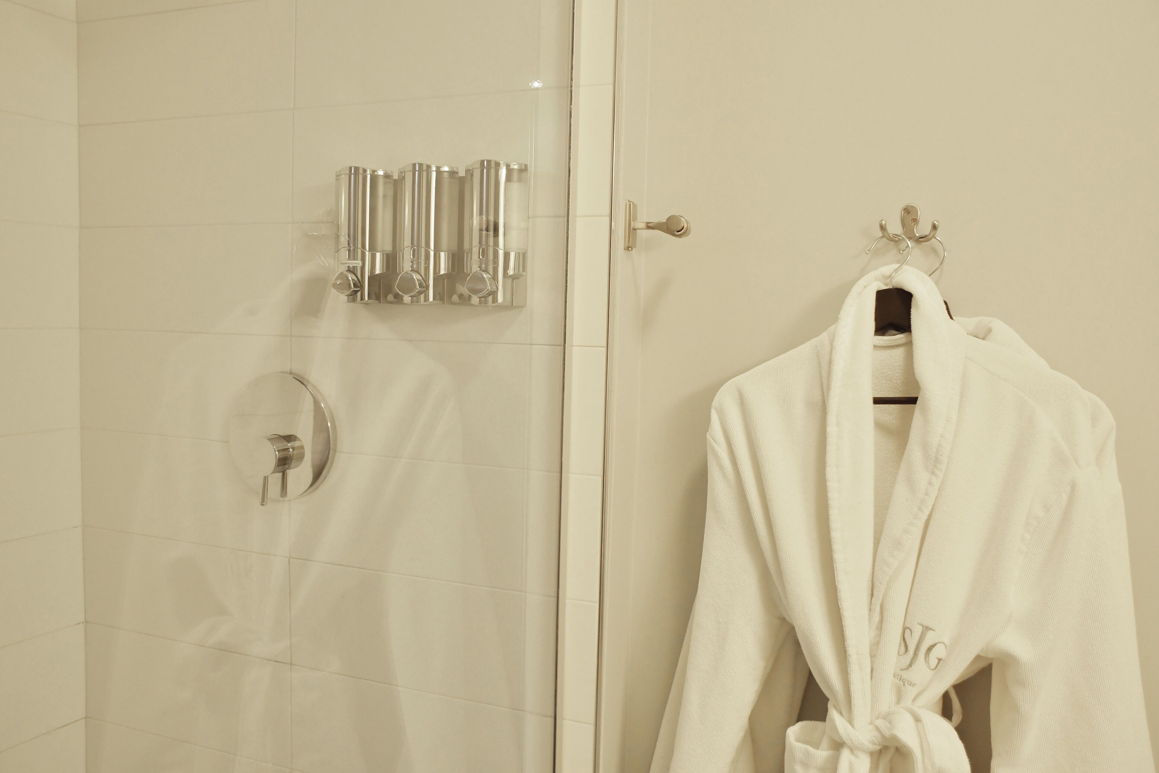 room, 1 queen bed | bathroom | free toiletries, hair dryer, bathrobes, towels