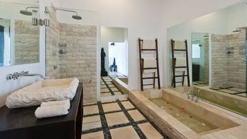 Deluxe Room | Bathroom